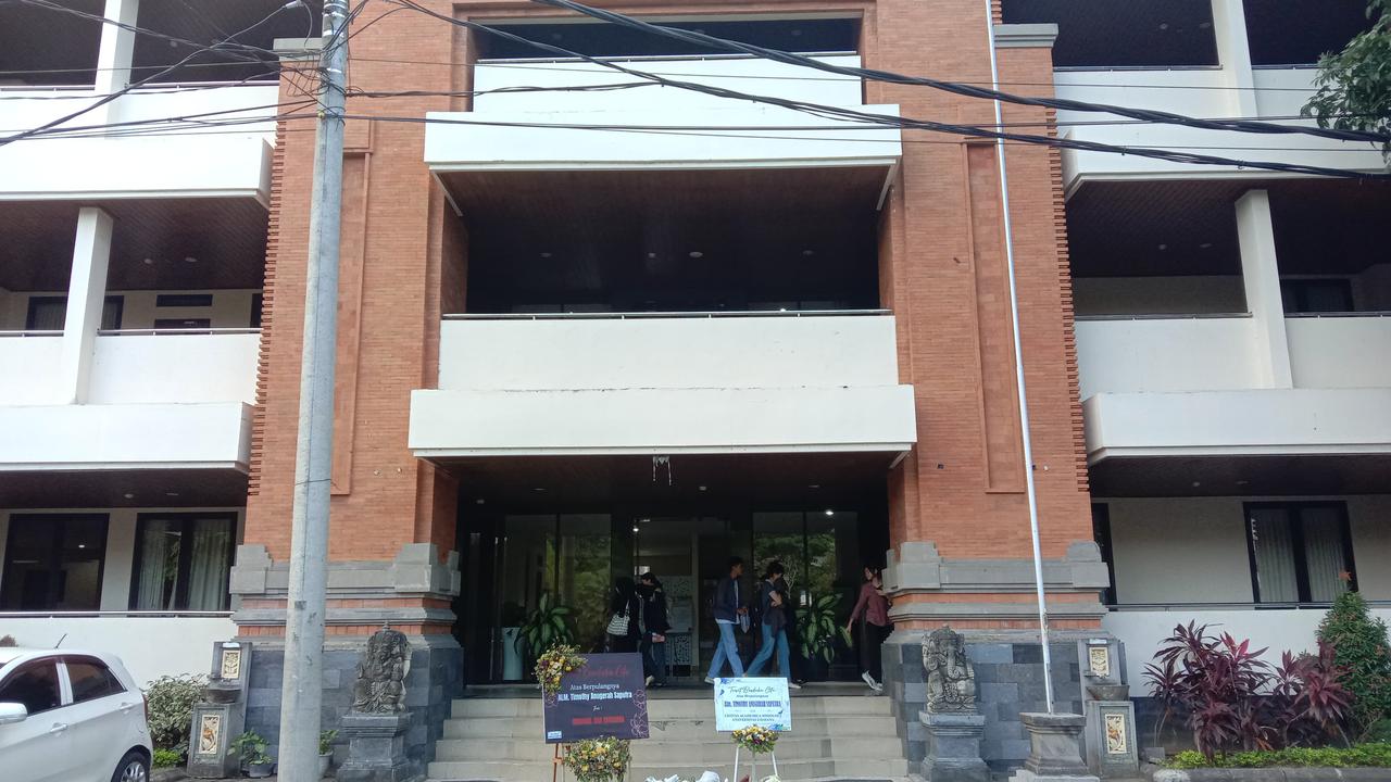 Gedung Fakultas Ilmu Sosial dan Ilmu Politik (FISIP) di Kampus Sudirman, Universitas Udayana, di Kecamatan Denpasar Barat, Kota Denpasar, Senin (20/10).