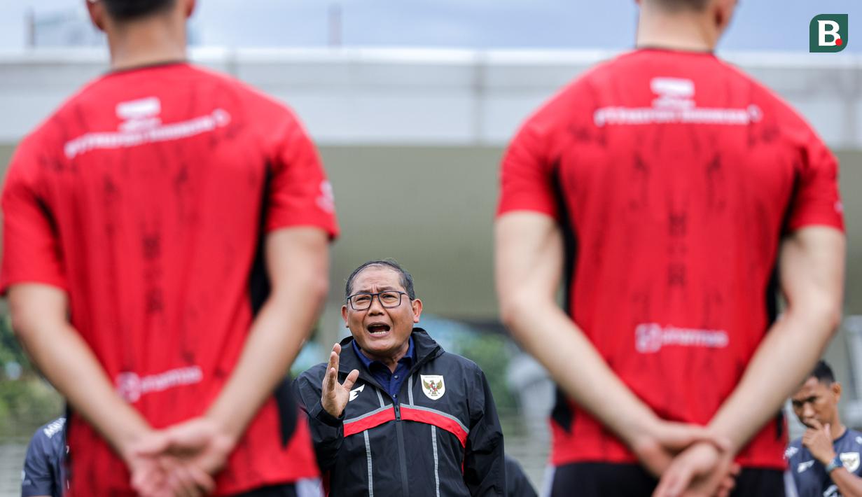 <p>Manajer Timnas Indonesia, Sumardji memberikan motivasi untuk para pemain sebelum memulai latihan perdana menjelang SEA Games 2025 di Stadion Madya, Kompleks Stadion Utama Gelora Bung Karno (SUGBK), Senayan, Jakarta, Selasa (11/11/2025). (Bola.com/Bagaskara Lazuardi)</p>