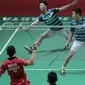 Aksi Kevin Sanjaya mengembalikan kok ke arah Fajar Alfian/Rian Ardianto pada semifinal Indonesia Open 2018 di Istora Senayan, Jakarta, (7/6/2018). Kevin/Marcus menang 21-13, 21-10. (Bola.com/Nick Hanoatubun)