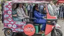 Ratu Camilla (Kiri) dan Raja Charles III (kedua dari kiri) duduk di dalam tuktuk listrik bersama seorang pengemudi dari Komisi Tinggi Inggris Eunice Karanja (kanan) saat mengunjungi Fort Jesus, sebuah situs warisan dunia UNESCO, di Kota Tua Mombasa, Kenya pada 3 November 2023. (Luis Tato/AFP)