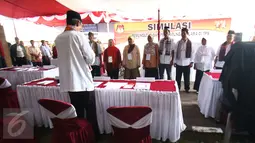 Panitia saat melakukan simulasi Pemungutan Suara di Pulau Pramuka, Kepulauan Seribu, Jakarta, Sabtu (4/2). Simulasi dilakukan demi menjaga ke utuhan prosedur yang ditentukan KPU RI. (Liputan6.com/Helmi Afandi)