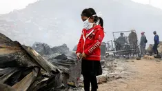 Seorang anak berdiri di lokasi kebakaran besar yang melanda permukiman Cantagallo di Lima, Peru, Jumat (4/11). Dilaporkan, permukiman yang terbakar itu dihuni oleh komunitas Suku Amazon yang tinggal di Lima. (REUTERS/Guadalupe Pardo)