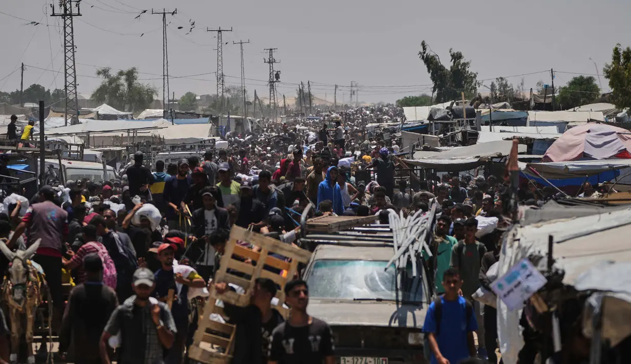 UNRWA menegaskan pentingnya segera mengaktifkan kembali distribusi bantuan yang aman bagi warga Gaza. Bantuan tersebut harus disalurkan melalui lembaga-lembaga resmi PBB, termasuk UNRWA. (AP Photo/Abdel Kareem Hana)