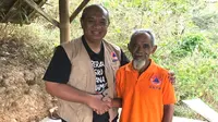 Mbah Sadiman mendapatkan penghargaan Apresiasi Dukungan Insan Inspiratif di Desa Geneng, Kecamatan Bulukerto, Wonogiri, Jawa Tengah pada Minggu (25/8/2019). (Dok Badan Nasional Penanggulangan Bencana/BNPB)