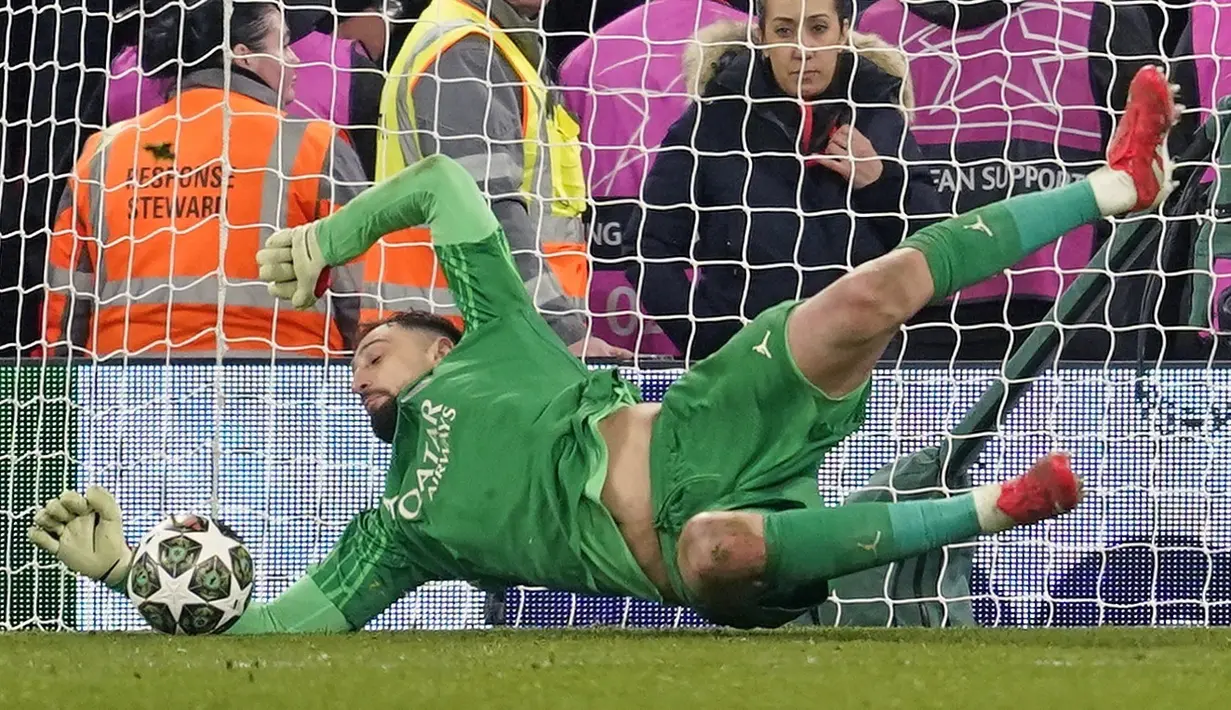 Kiper Paris Saint-Germain, Gianluigi Donnarumma menepis tendangan penalti pemain Liverpool, Curtis Jones dalam laga leg kedua Liga Inggris 2024/2025 di Anfield, Inggris, Rabu (12/03/2025) WIB.