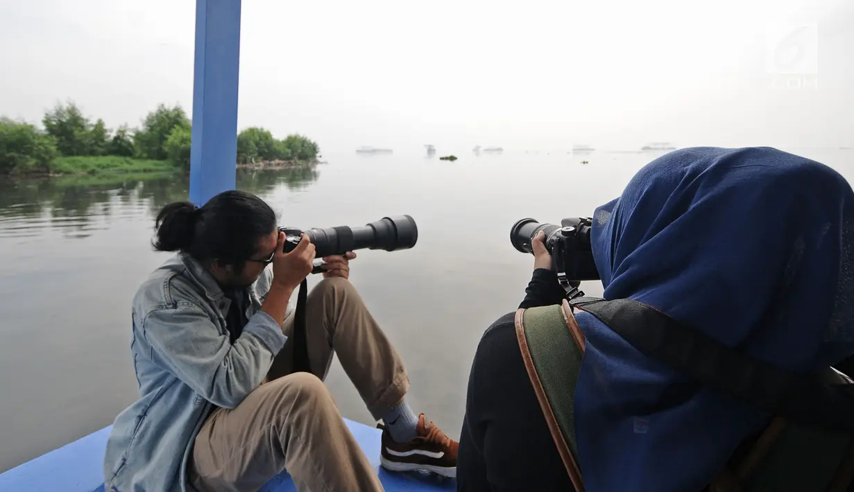 Komunitas anak muda Yayasan KEHATI Biodiversity Warriors melakukan pengamatan burung di kawasan Hutan Lindung Angke Kapuk, Jakarta, Sabtu (11/5/2019). Kegiatan itu untuk membarui data temuan burung air dalam rangka Hari Burung Migrasi Sedunia yang jatuh awal bulan Mei. (Liputan6.com/Herman Zakharia)