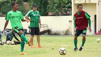 Bek muda Persebaya, M. Irvan Febrianto. (Bola.com/Aditya Wany)