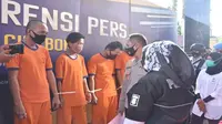 Kapolresta Cirebon Kombespol M. Syahduddi menginterogasi pelaku begal payudara hingga pencabulan. Foto (ist)