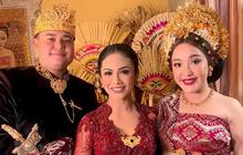 Cantik dan Menawan, Potret Krisdayanti Tampil Mengenakan Kebaya Brokat Merah Bali saat Hadiri Pernikahan Kakak Sarah Menzel