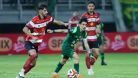 Francisco Rivera saat laga Persebaya Surabaya vs Madura United di Stadion GBT, Surabaya, Jumat (17-4-2026). (Bola.com/M. Iqbal Ichsan)