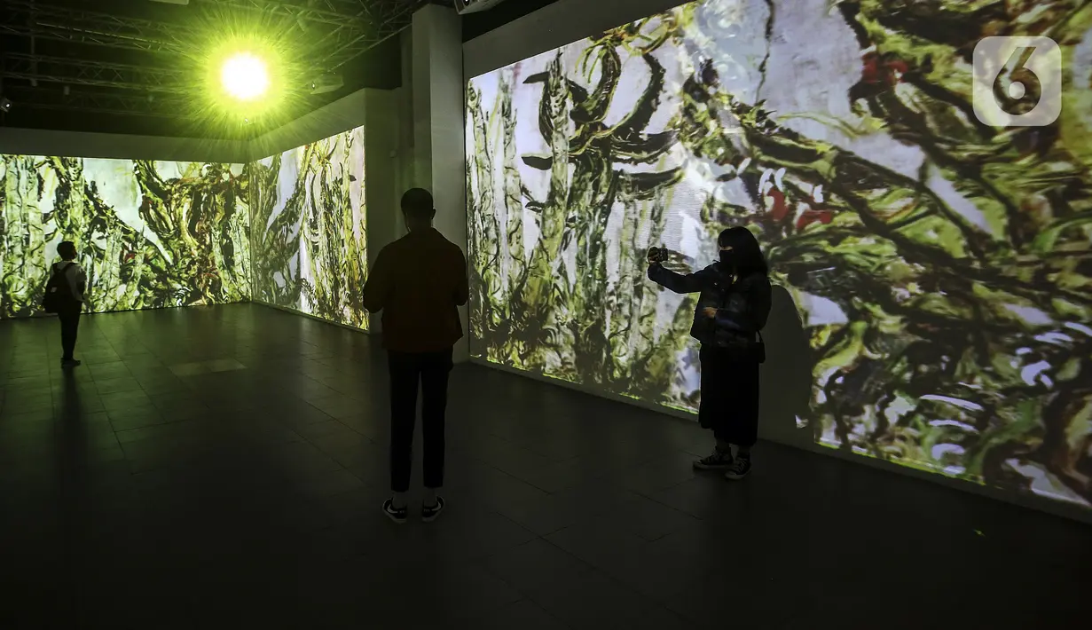 Pengunjung melihat karya proyeksi video mapping di pameran imersif Affandi: Alam, Ruang, Manusia di Galeri Nasional Indonesia, Jakarta, Rabu (28/10/2020). Pameran berlangsung hingga 25 November 2020. (Liputan6.com/Johan Tallo)