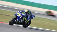 Pembalap Movistar Yamaha, Valentino Rossi saat beraksi pada MotoGP San Marino 2018. (Tiziana FABI / AFP)