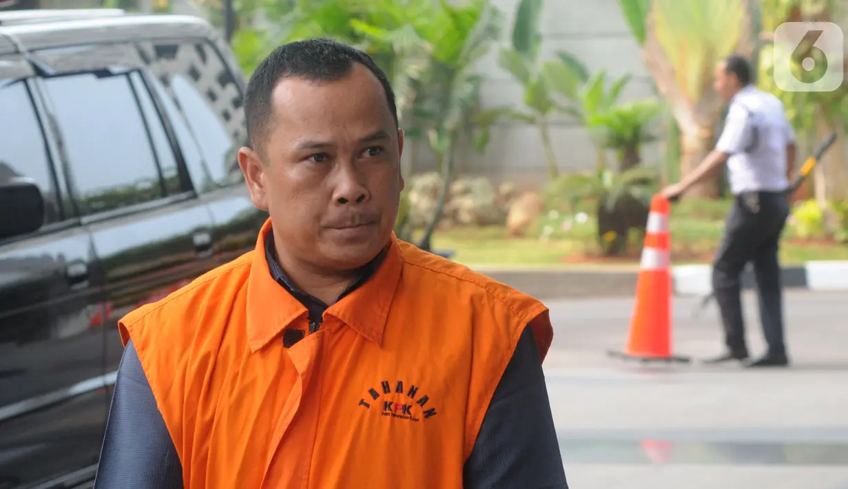 Penyuap Bupati nonaktif Pakpak Bharat Remigo Yolando Berutu, Anwar Fuseng Padang tiba di Gedung KPK, Jakarta, Rabu (30/10/2019). Wakil Direktur CV Wendy itu diperiksa sebagai tersangka suap proyek pengaspalan Jalan Simpang Singgabur Namuseng senilai Rp 5,1 miliar. (merdeka.com/Dwi Narwoko)