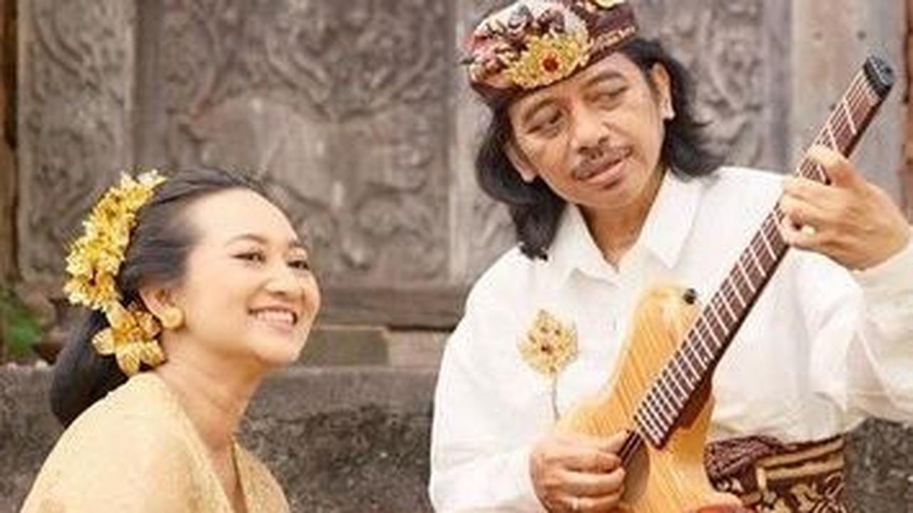 Jarang Tersorot, 8 Foto Mesra Dewa Budjana dan Istri yang Sudah 20 Tahun Menikah