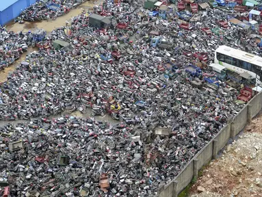 Ribuan sepeda motor bekas tampak menumpuk di sebuah tempat pembuangan di Binzhou, Hunan, China, 9 Juni 2015. (REUTERS/Stringer CHINA OUT)