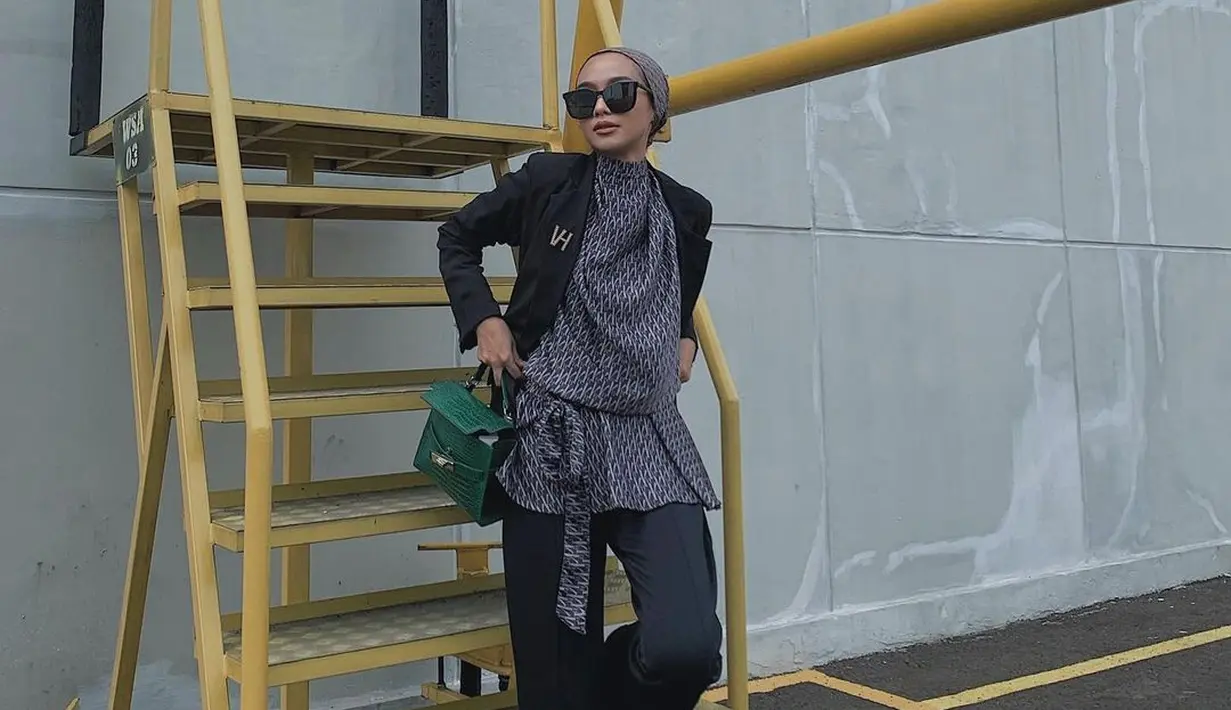 Atau bisa juga dengan memadukan blouse, blazer, dan celana cutbray hitam seperti influencer Vira Tandia ini. @viratandia.