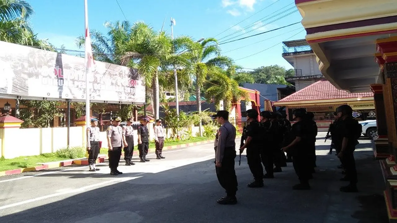 Bendera setengah tiang untuk Ipda Paulus Kenden, tewas dalam kecelakaan saat pengamanan pemilu (Polda Susel/istimewa)