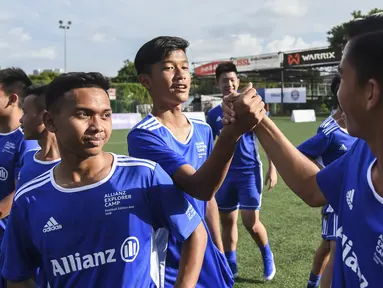 Sejumlah pesepak bola muda mengikuti Allianz Explorer Camp Football Edition Asia 2019 di The Arena Singapura, Jumat (26/7). Allianz Indonesia mengirimkan enam pesepak bola muda berbakat, dua di antaranya adalah perempuan. (Dokumentasi Allianz)