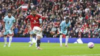 Bruno Fernandes dari Manchester United mengeksekusi penalti untuk mencetak gol dalam laga Premier League antara Manchester United dan Burnley di Stadion Old Trafford, Manchester, Inggris, Sabtu, 30 Agustus 2025. (AP Photo/Ian Hodgson)