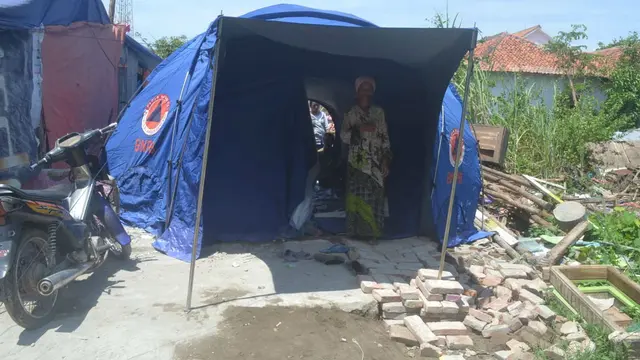 Kisah Keluarga Pengungsi Korban Puting Beliung Cirebon