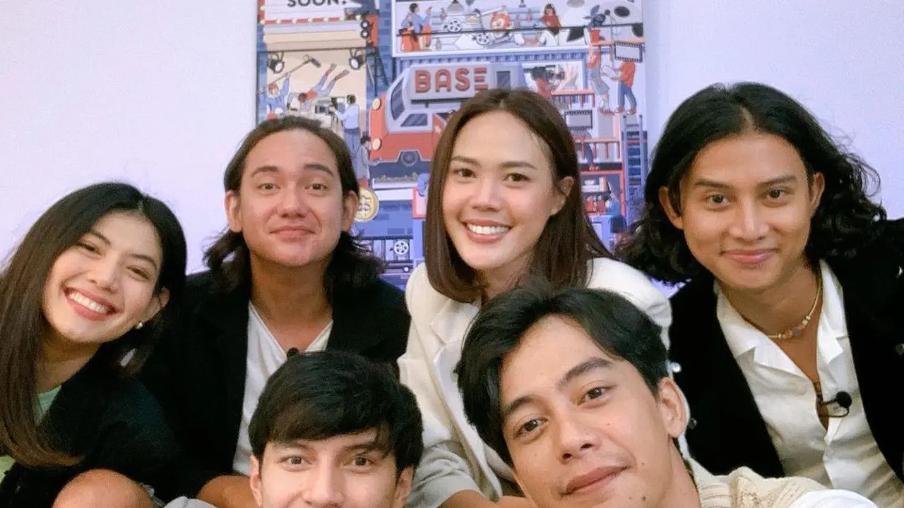 Akting Bareng Lagi, Ini 7 Kebersamaan Della Dartyan dan Adipati Dolken