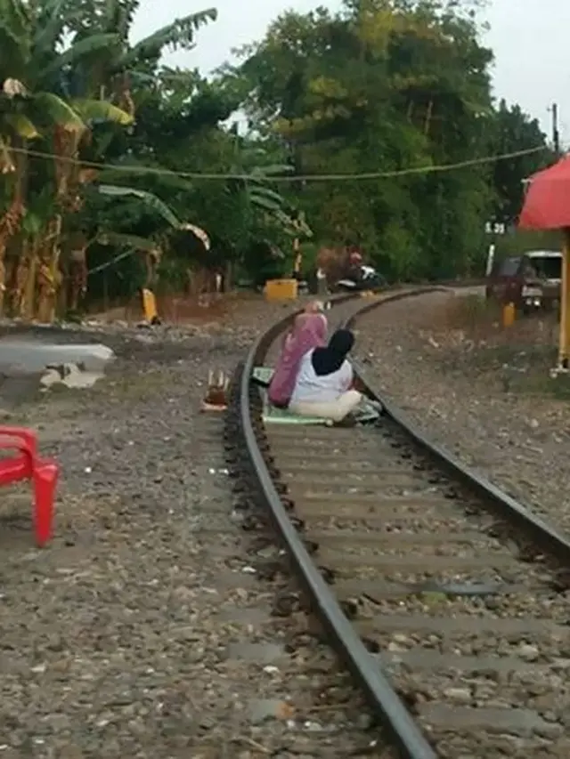 6 Tingkah Santai Orang saat Nikmati Ngabuburit Ini Bikin Ngakak