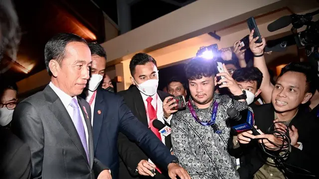 Presiden Joko Widodo tiba-tiba mengunjungi media center Konferensi Tingkat Tinggi (KTT) G20 yang terletak di Bali International Convention Center (BICC) (Liputan6.com/Teddy Tri Setio Berty)