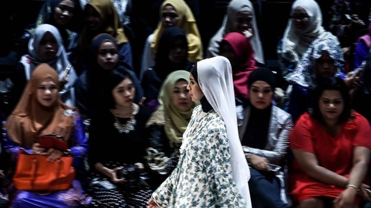 Keanggunan model berhijab di Islamic Fashion Festival