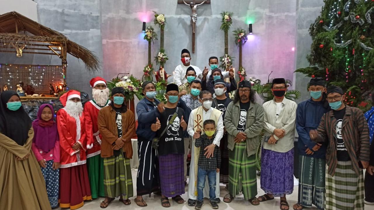 Gusdurian Majenang bersama dengan komunitas lainnya berkunjung ke Gereja St. Theresia Majenang untuk mengucapkan selamat Natal kepada jemaat. (Foto: Liputan6.com/Dok. Imam