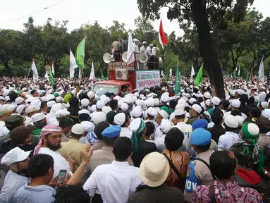 Massa dari ormas Islam menggelar unjuk rasa di depan kantor Basuki Tjahaja Purnama di Balai Kota Jakarta, Jumat (14/10). Mereka berdemonstrasi terkait pernyataan Ahok yang dinilai menyinggung satu golongan masyarakat. (Liputan6.com/Immanuel Antonius)