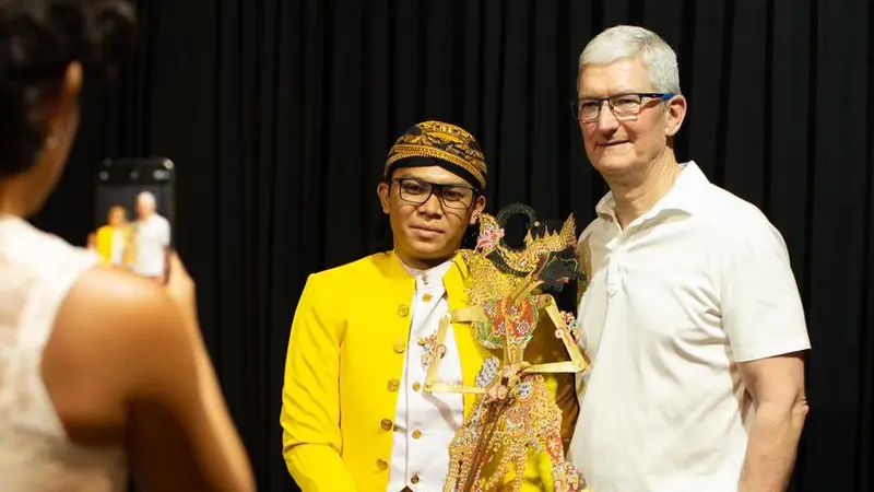 CEO Apple Tim Cook mengunjungi Museum Wayang Jakarta, Rabu (17/4/2024). Credit: Apple