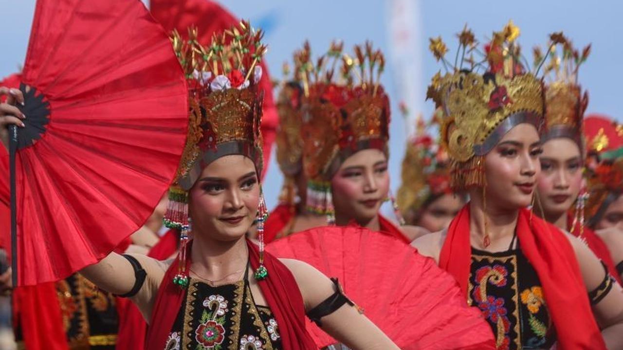 Tahukah Anda, Ribuan Penari dari Berbagai Usia Bersatu? Festival Gandrung Sewu 2025 Banyuwangi Pukau Puluhan Ribu Penonton