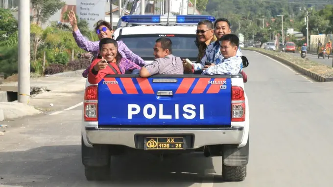 [Bintang] Kunjungi Kolaka, Menteri Susi Pudjiastuti Konvoi di Mobil Bak