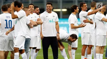 Legenda sepak bola Brasil, Ronaldo (tengah) tersenyum sebelum pertandingan perpisahan Andrea Pirlo, di Stadion Milan San Siro, Italia, (21/5). (AP Photo / Antonio Calanni)