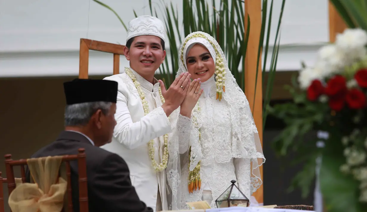 Haykal Kamil, adik dari Zaskia Adya Mecca ini berdoa bersama sang istri agar bahtera rumah tangganya  selalu dilindungi Allah SWT, serta menjadi keluarga yang Sakinah, Mawaddah, Warahmah. (Nurwahyunan/Bintang.com)