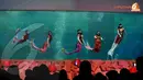 Lima putri duyung dengan mengenakan pakaian khas wanita cina beraksi dan memberikan hiburan pada pengunjung yang datang (Liputan6.com/Andrian M Tunay).