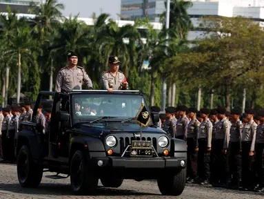Kapolri Jendral Tito Karnavian memeriksa barisan upacara saat apel pasukan operasi Ramadniya 2017 di lapangan silang Monas, Jakarta, Senin (19/6). Operasi Ramadniya dilakukan dalam rangka pengamanan Hari Raya Idul Fitri 2017. (Liputan6.com/Johan Tallo)