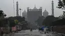 <p>Sebuah pasar sepi terlihat di depan Masjid Jama selama jam malam akhir pekan di New Delhi, India, Sabtu (8/1/2022). Pihak berwenang memberlakukan jam malam selama akhir pekan di seluruh negara bagian Delhi saat jumlah kasus covid-19 kembali melonjak. (Prakash SINGH/AFP)</p>