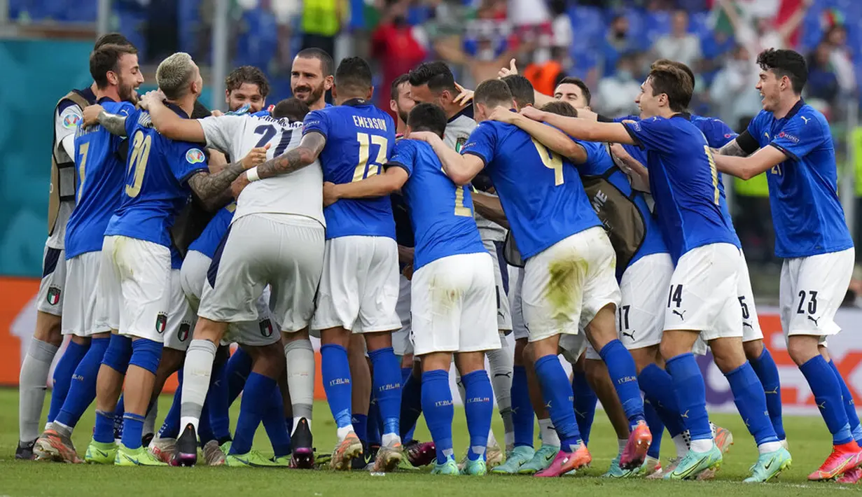 Para pemain Italia merayakan kemenangan atas Wales pada akhir pertandingan Grup A Euro 2020 di Stadion Olimpiade Roma, Italia, Minggu (20/6/2021). Italia menang 1-0. (AP Photo/Alessandra Tarantino, Pool via AP)