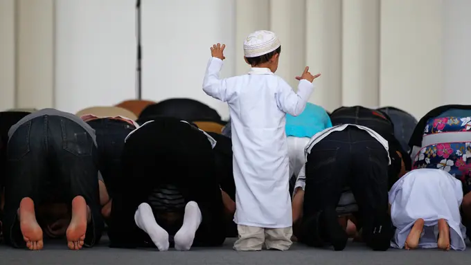 Tingkah Bocah yang Bikin Gemas Ketika Salat Tarawih di Masjid