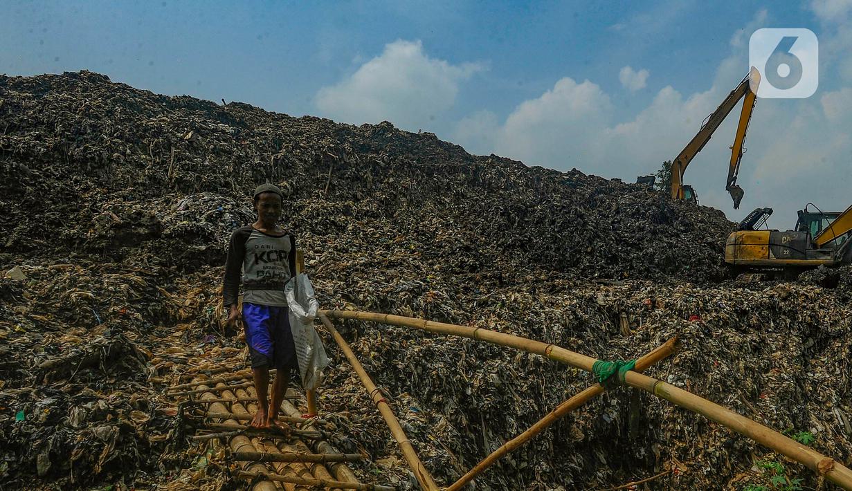Longsor yang sudah terjadi lebih dari setahun ini akibat TPA Cipayung kelebihan beban. (merdeka.com/Arie Basuki)