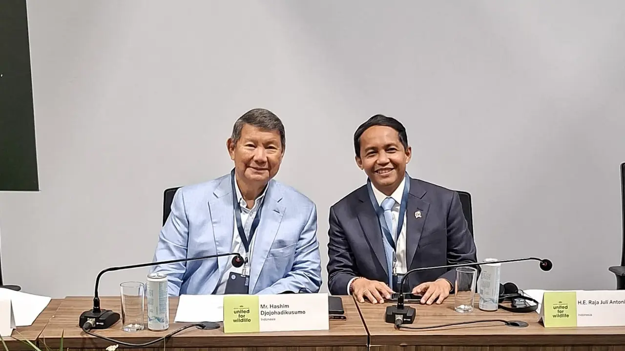 Utusan Khusus Presiden bidang Perubahan Iklim dan Energi Hashim Djojohadikusumo bersama Menteri Kehutanan atau Menhut Raja Juli Antoni.