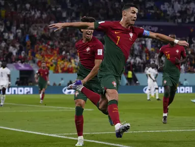 Penyerang Portugal Cristiano Ronaldo berselebrasi setelah mencetak gol dari titik penalti ke gawang Ghana pada duel grup H Piala Dunia 2022 di stadion 974, Kamis (24/11/2022). Ronaldo mencetak satu gol di titik penalti di menit ke-65 dalam kemenangan 3-2 Portugal atas Ghana.  (AP Photo/Manu Fernandez)