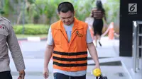 Anggota Komisi XI DPR RI FPG Aditya Anugrah Moha berjalan memasuki Gedung KPK, Jakarta, Selasa (10/10). Aditya menjalani pemeriksaan perdana, pasca ditahan KPK sebagai tersangka kasus dugaan suap kepada Ketua PT Manado. (Liputan6.com/Helmi Fithriansyah)
