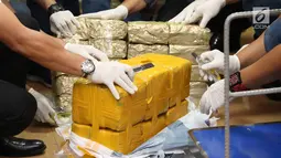 Polisi membuka barang bukti sabu seberat 1,6 ton di Dit Tipid Narkoba Bareskrim, Cawang, Jakarta Timur, Selasa (27/2). Sebanyak 1,6 ton tabu tersebut terbagi dalam 81 karung dan diselundupkan lewat perairan Batam. (Liputan6.com/Immanuel Antonius)