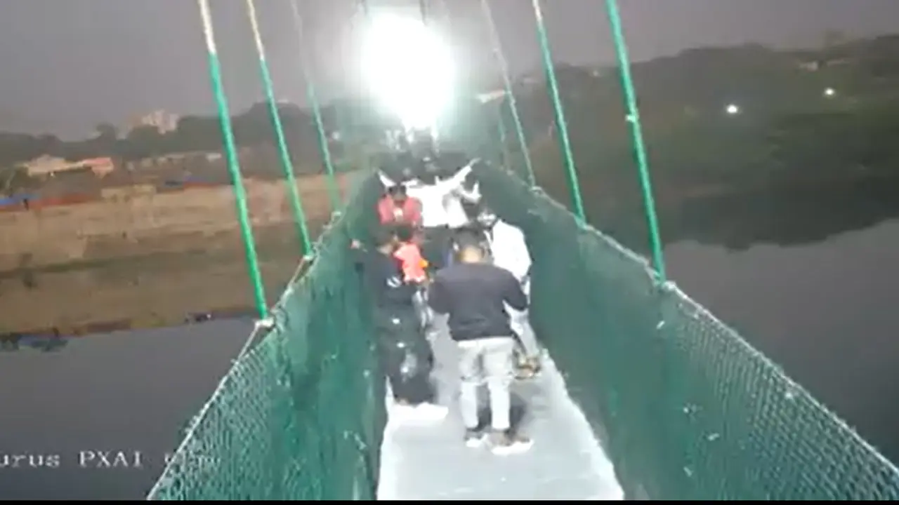 Detik-detik jembatan di India sebelum runtuh.
