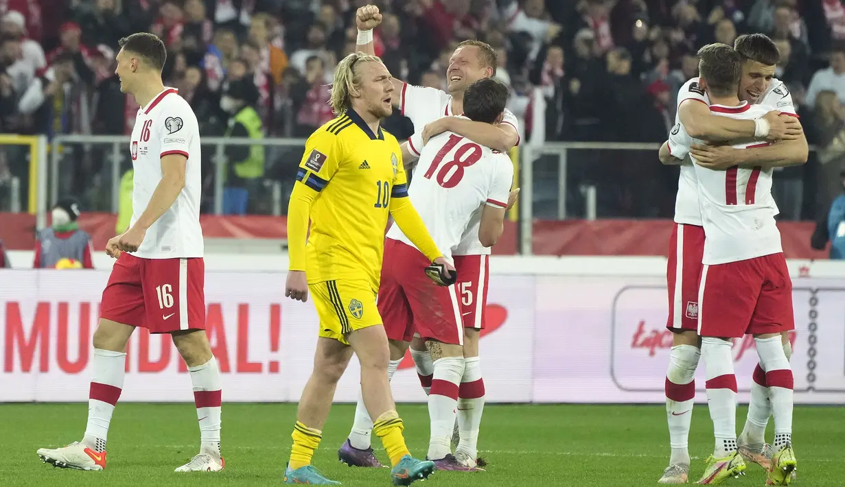 Dua gol dari Lewandowski dan Zielinski akhirnya bertahan hingga akhir laga. Polandia keluar sebagai pemenang dan berhak lolos ke putaran final Piala Dunia 2022 di Qatar nanti. (AP/Czarek Sokolowski)