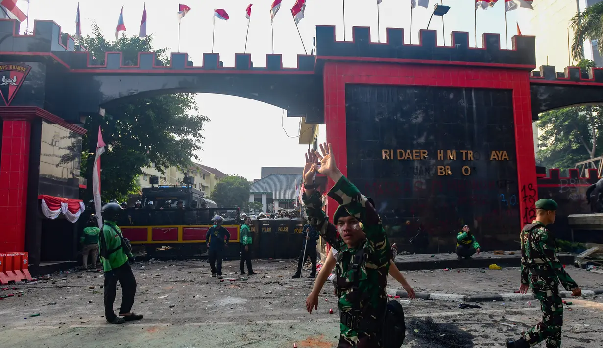 Affan Kurniawan (21) tewas dilindas kendaraan taktis (rantis) Brimob saat terjadi kerusuhan dalam unjuk rasa di depan Gedung DPR RI pada Kamis malam, 28 Agustus 2025. (merdeka.com/Arie Basuki)