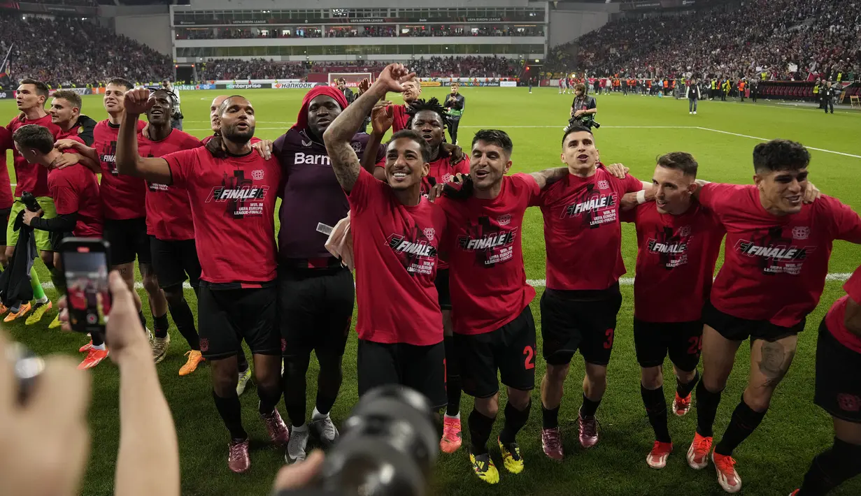 Selebrasi para pemain Bayer Leverkusen marayakan hasil imbang 2-2 menghadapi AS Roma pada laga leg kedua semifinal Liga Europa 2023/2024 di BayArena, Leverkusen, Kamis (9/5/2024). Hasil ini memastikan Bayer Leverkusen lolos ke final setelah di leg pertama menang dengan skor 2-0. (dpa via AP Photo/Bernd Thissen)