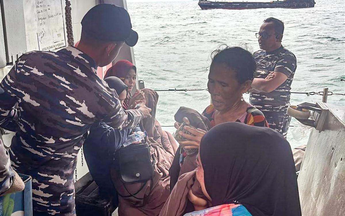 FOTO: KRI Hiu-634 Evakuasi Lima Penumpang KM Jolor yang Mati Mesin di Perairan Makassar